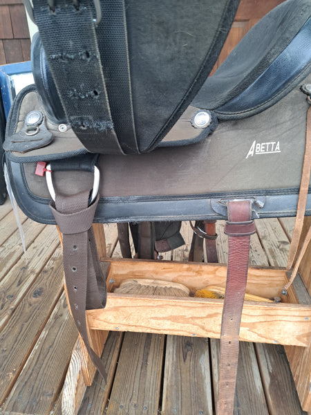 15" Abetta Synthetic Western Saddle