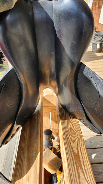 ON TRIAL 17.5" Equipe EK26 Monoflap Jumping Saddle