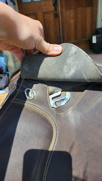 17" Wintec 500 Close Contact Jump Saddle