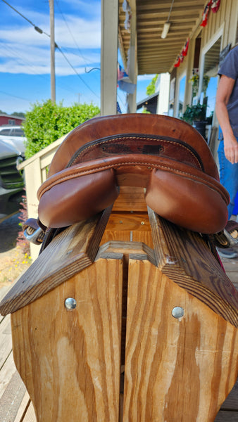 16.5" Collegiate Close Contact Jump Saddle