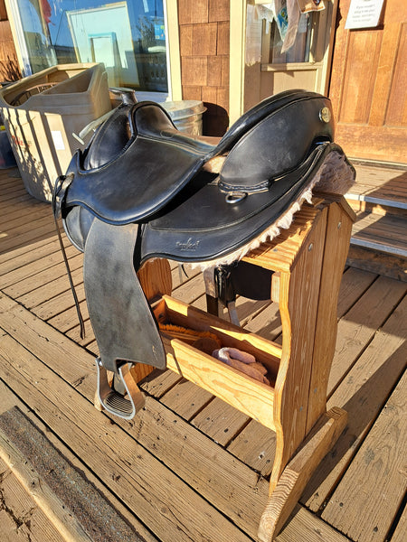 17" Barefoot Treeless Western Saddle