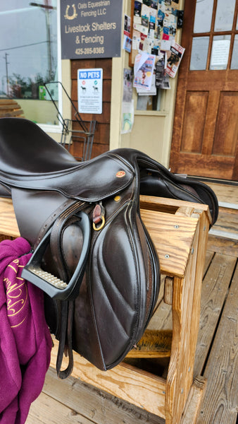 17.5" Kent & Masters Jump Saddle