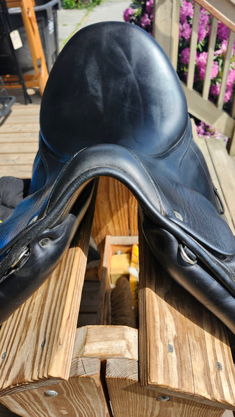 17" L'Apogee 2DL Dressage Saddle