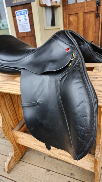 17.5" Albion Kontrol Close Contact Jump Saddle