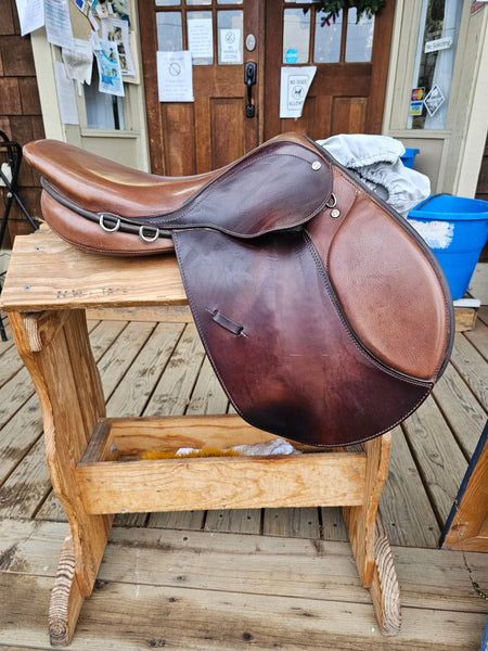 17" Courbette Close Contact Saddle