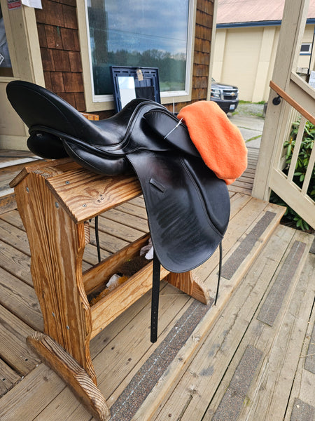 18" HDR Dressage Saddle