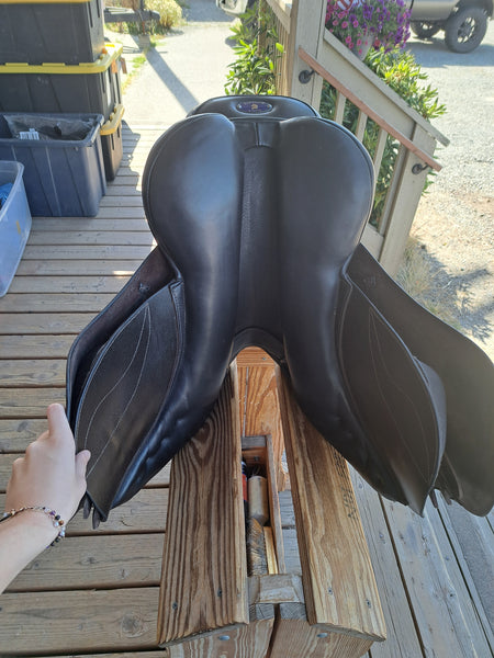 17" Hastilow & Sons Concept Jump Saddle