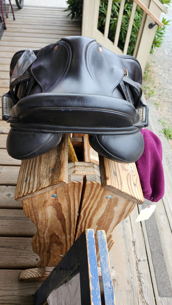 17.5" Kent & Masters Jump Saddle