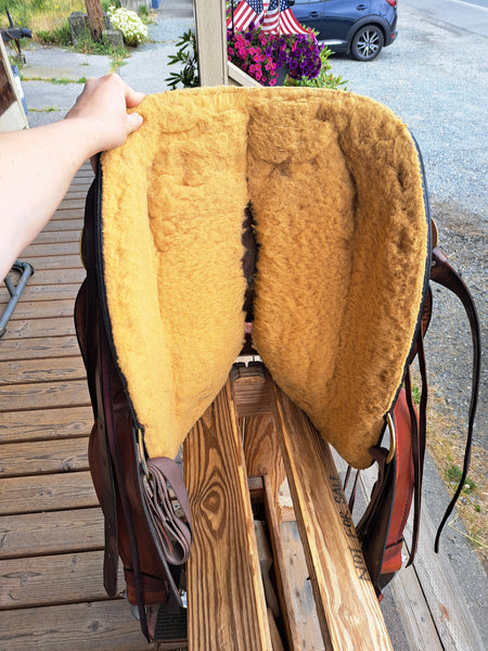 15" Crates Round Skirt Trail Saddle