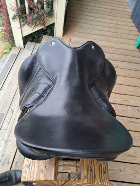 18" WOW Dressage Saddle