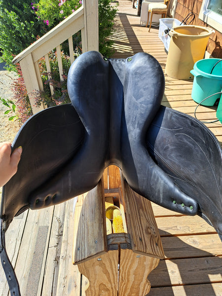 18" Devoucoux Mendia Monoflap Dressage Saddle