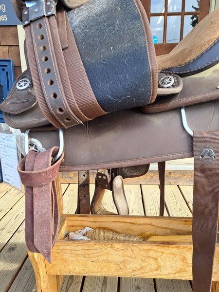 16" Synthetic Western Trail Saddle