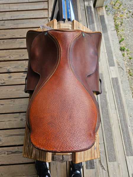 16.5" Beval "The Devon" 2000 close contact jump saddle