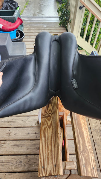 18" Wintec Dressage Saddle