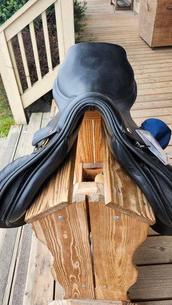 17.5" Albion Kontrol Close Contact Jump Saddle