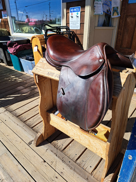 16.5" Devoucoux Biarritz Close Contact Saddle