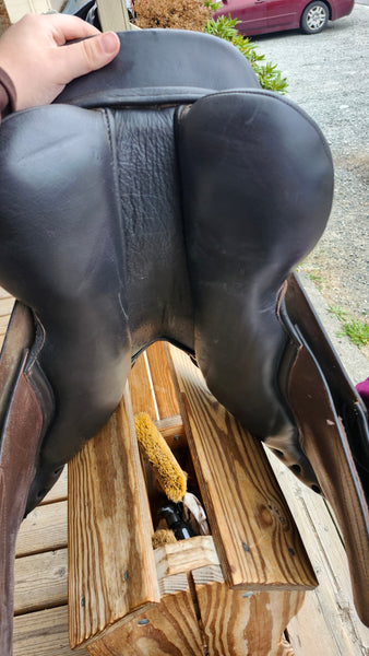 17.5" Kent & Masters Jump Saddle