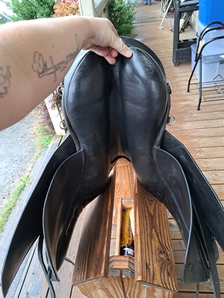 18" Courbette Aristokrat Dressage Saddle