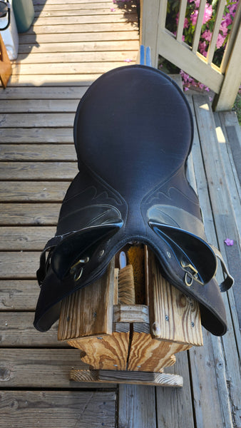 16" Wintec Synthetic Australian Endurance Saddle