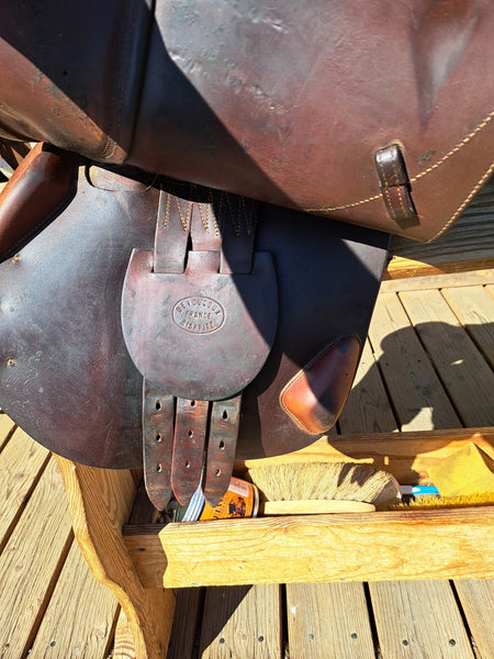 16.5" Devoucoux Biarritz Close Contact Saddle
