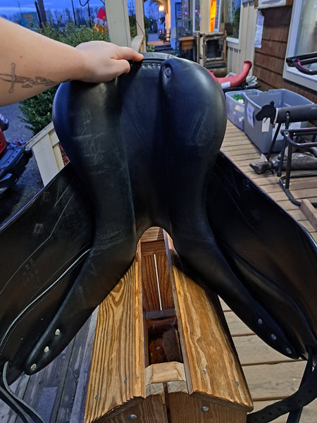 18" CWD SE24 Monoflap Dressage Saddle