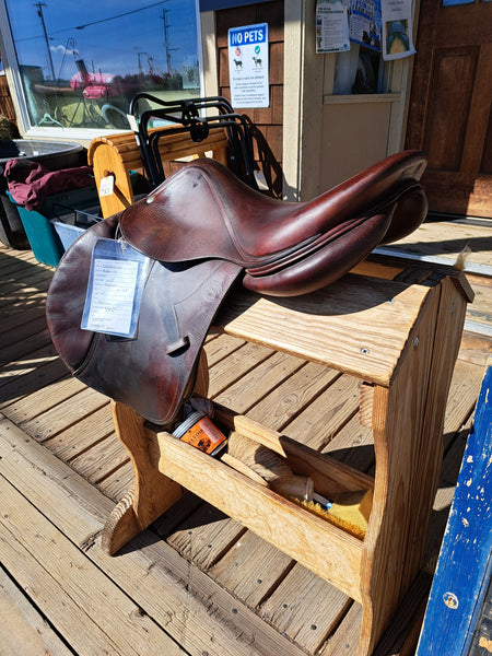 16.5" Devoucoux Biarritz Close Contact Saddle