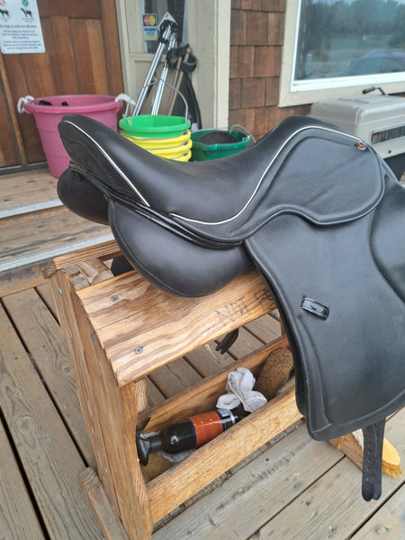 17.5" Max Flex Dressage Saddle
