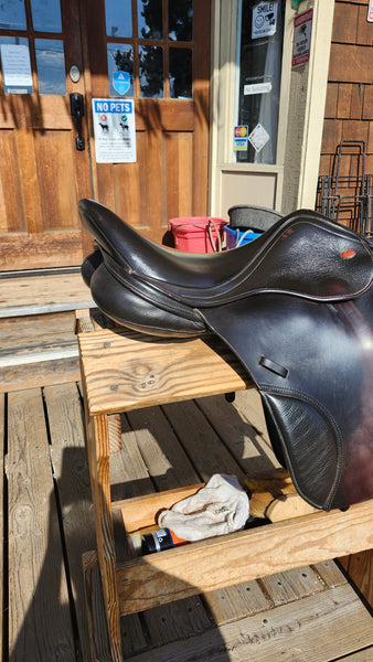 17.5" Kent & Masters S-Series jumping saddle