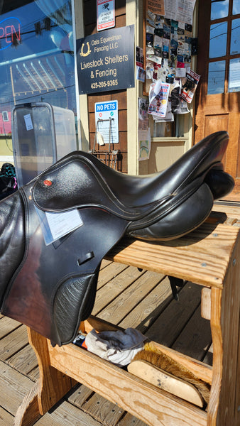 17.5" Kent & Masters S-Series jumping saddle