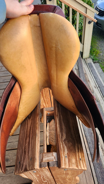 16.5" Collegiate Art Close Contact Saddle