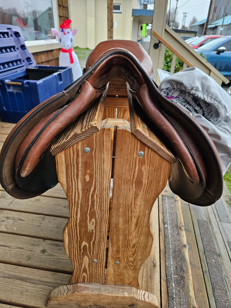 17" Courbette Close Contact Saddle