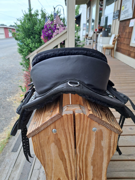 16" Treeless Endurance Saddle