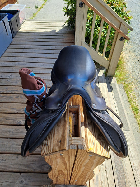 17" Voltaire Palm Beach Jump Saddle
