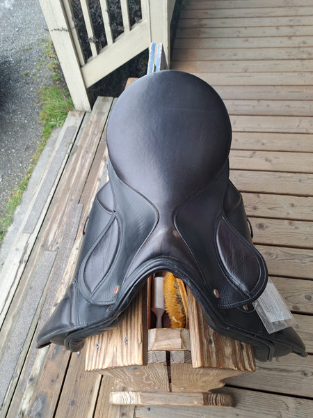 17" Courbette Aristokrat Dressage Saddle