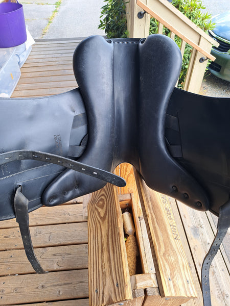 17.5" Equipe Bocelli Monoflap Dressage Saddle