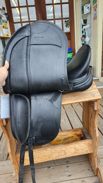 18" Schleese Infinity II Plus Dressage Saddle