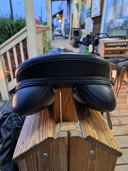 17.5" Kent and Master Original Dressage saddle