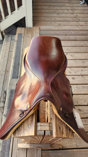 16.5" Collegiate Art Close Contact Saddle