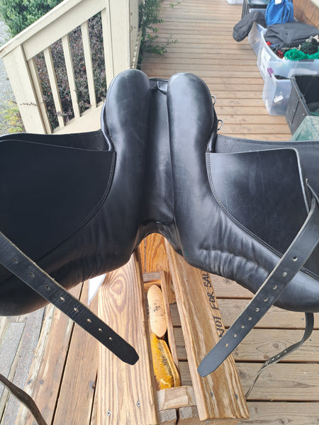 17" Courbette Aristokrat Dressage Saddle