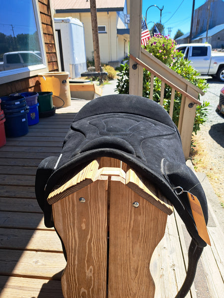 Treeless Saddle