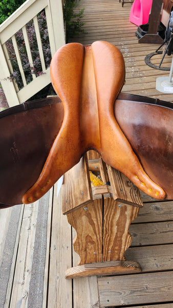 17" Crosby Hampton Classic Saddle