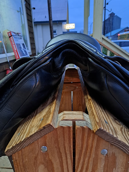 17.5" Kent and Master Original Dressage saddle