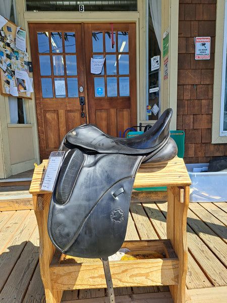 17" Hennig Dressage Saddle