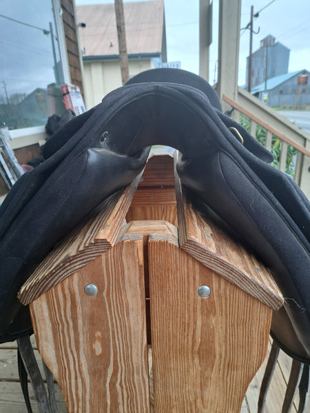 17" Wintec Isabell Dressage Saddle