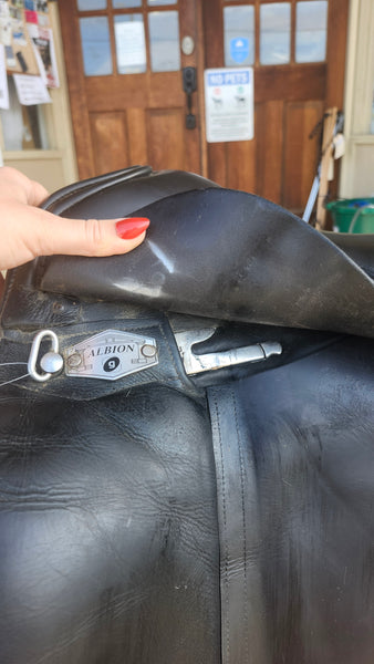 18" Albion Platinum Dressage Saddle