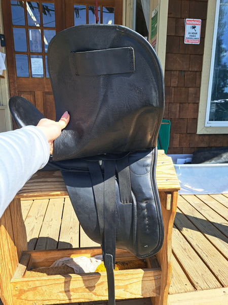 17" Hennig Dressage Saddle