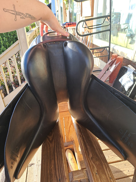 18" DT Saddlery Butterfly Dressage Saddle