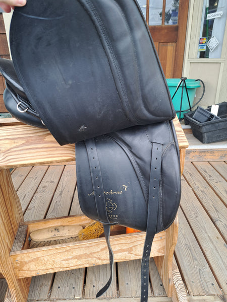 17" Courbette Aristokrat Dressage Saddle