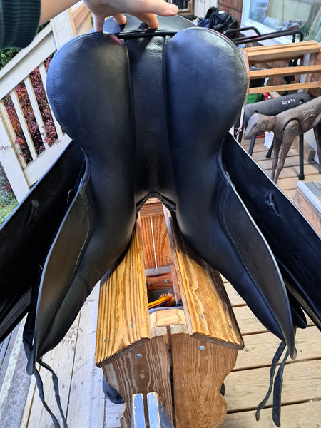 17.5 Kent and Masters Original Dressage saddle