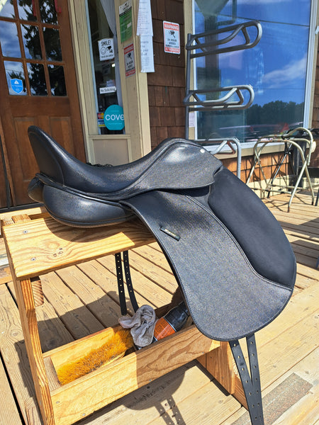 17" Wintec 500 Dressage Saddle